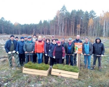 Администрация, работники инспекции природных ресурсов и окружающей среды на посадке лесных культур, акция Чистый лес