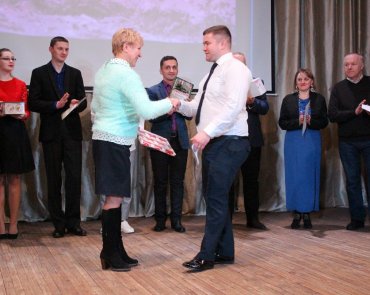 Диплом и ценный подарок А. Медведникову вручает председатель районного проф. организ. Т.В. Корытко