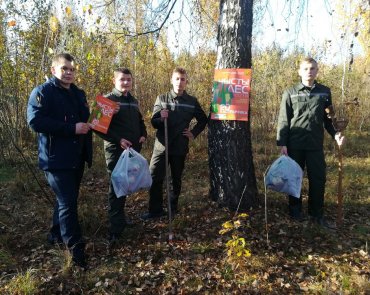 Учащиеся гимназии на уборке мусора в городском парке, акция Чистый лес