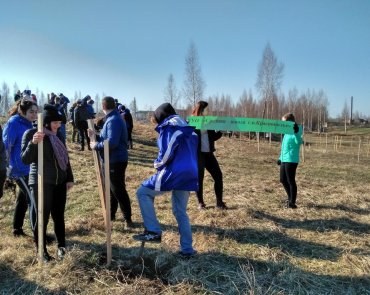 Учащиеся на закладке аллеи , посвященной 75 годовщине освобождения Республики Беларусь от немецко фашистких захватчиков